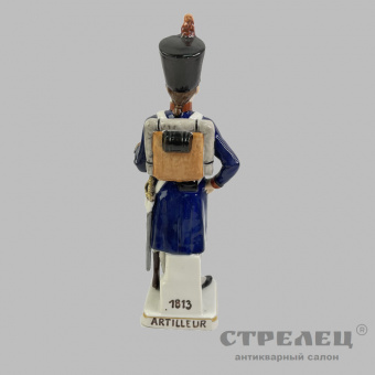 фото — фарфоровый солдатик «солдат наводчик 1813». германия
